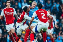 九游娱乐app-曼城后防连续犯错，瓜迪奥拉怒斥球员