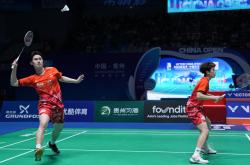 九游娱乐网站入口-羽毛球双打赛场激动人心，战况激烈