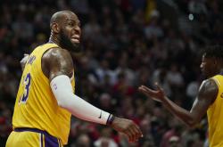 九游娱乐官网登录网址-开拓者在主场赢得对阵湖人的激烈比赛，以112-106取得胜利