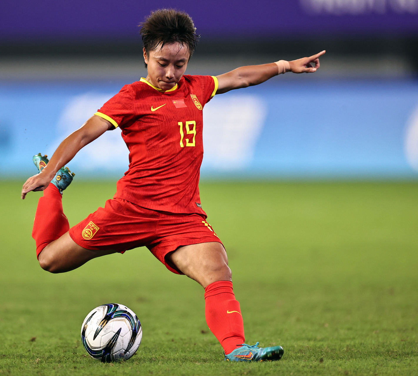 关于女足赛场上球员表现出色，赢得观众掌声的信息