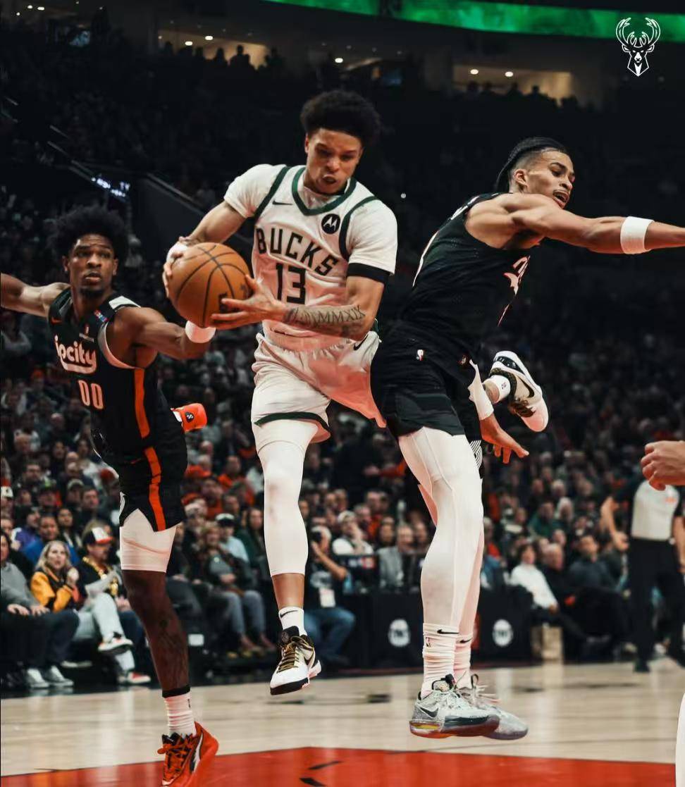 雄鹿大胜开拓者，继续保持领先