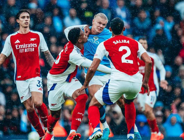 曼城后防连续犯错,瓜迪奥拉怒斥球员 曼城后防连续犯错,瓜迪奥拉怒斥球员