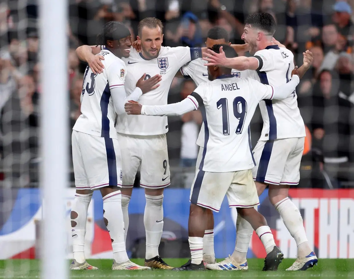 芬兰球队在比赛中击败对手，取得胜利