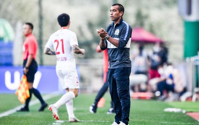 包含广州富力对阵广东日之泉，前锋间对抗成焦点的词条