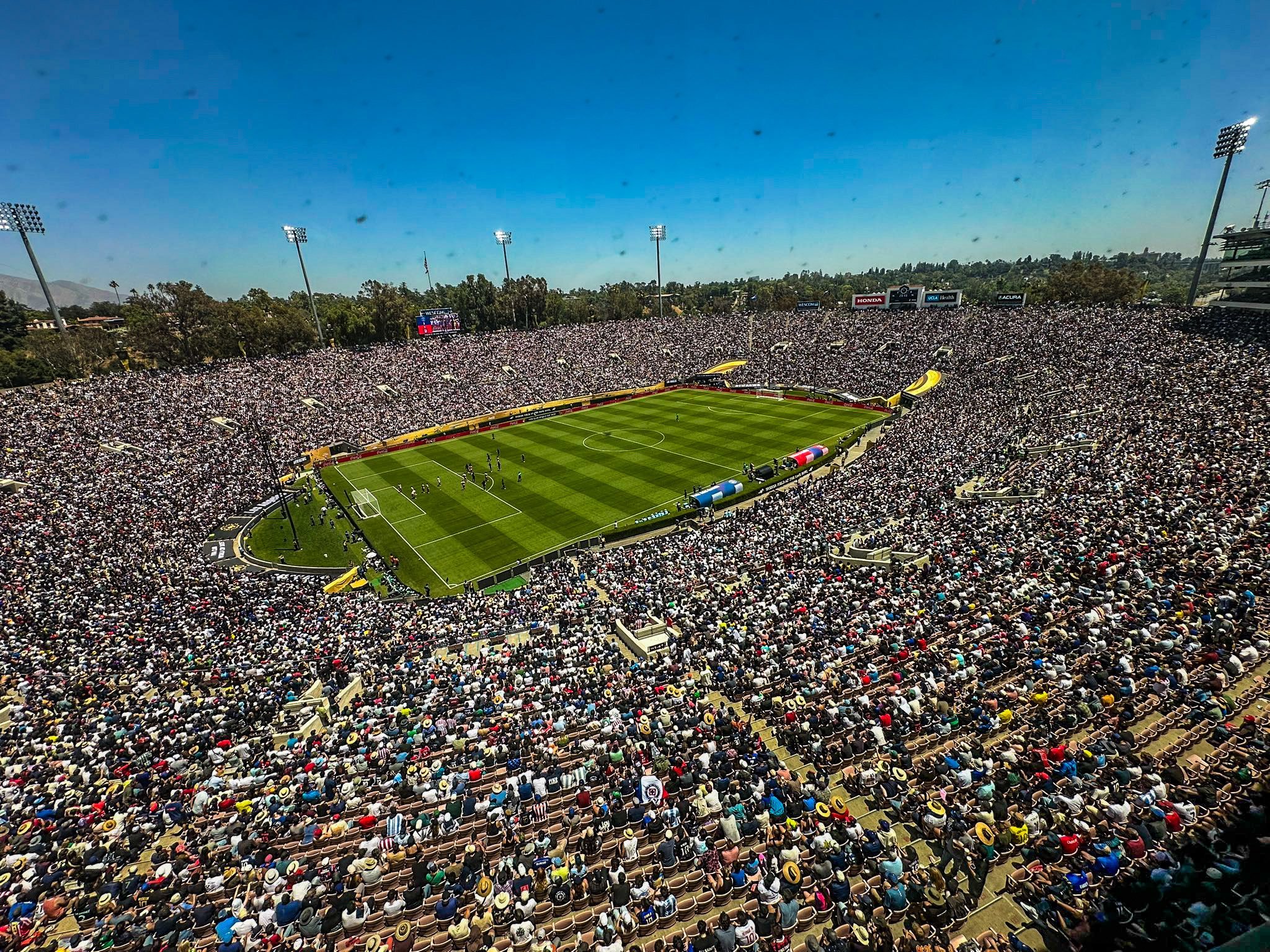 足球场上的风云变幻引起观众热烈讨论