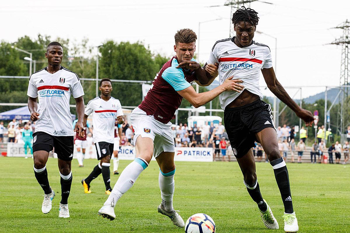 曼联明星新援在比赛中表现出色,助球队取胜 曼联明星新援在比赛中表现出色,助球队取胜