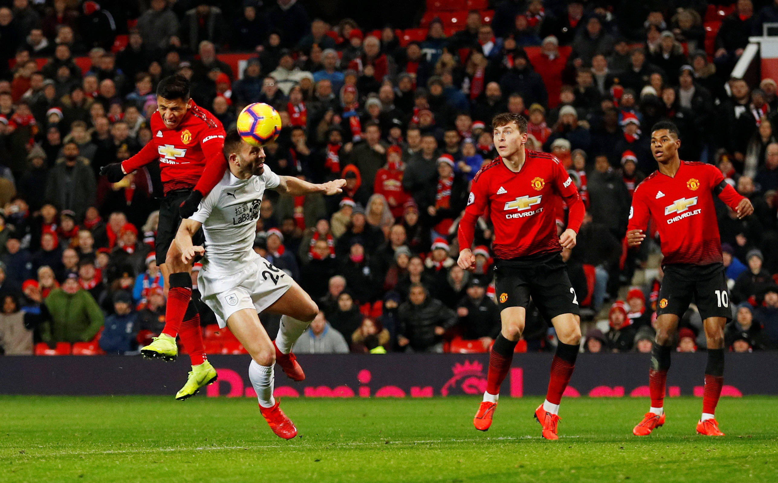 包含伯恩利后卫因不当行为被罚重罚款的词条