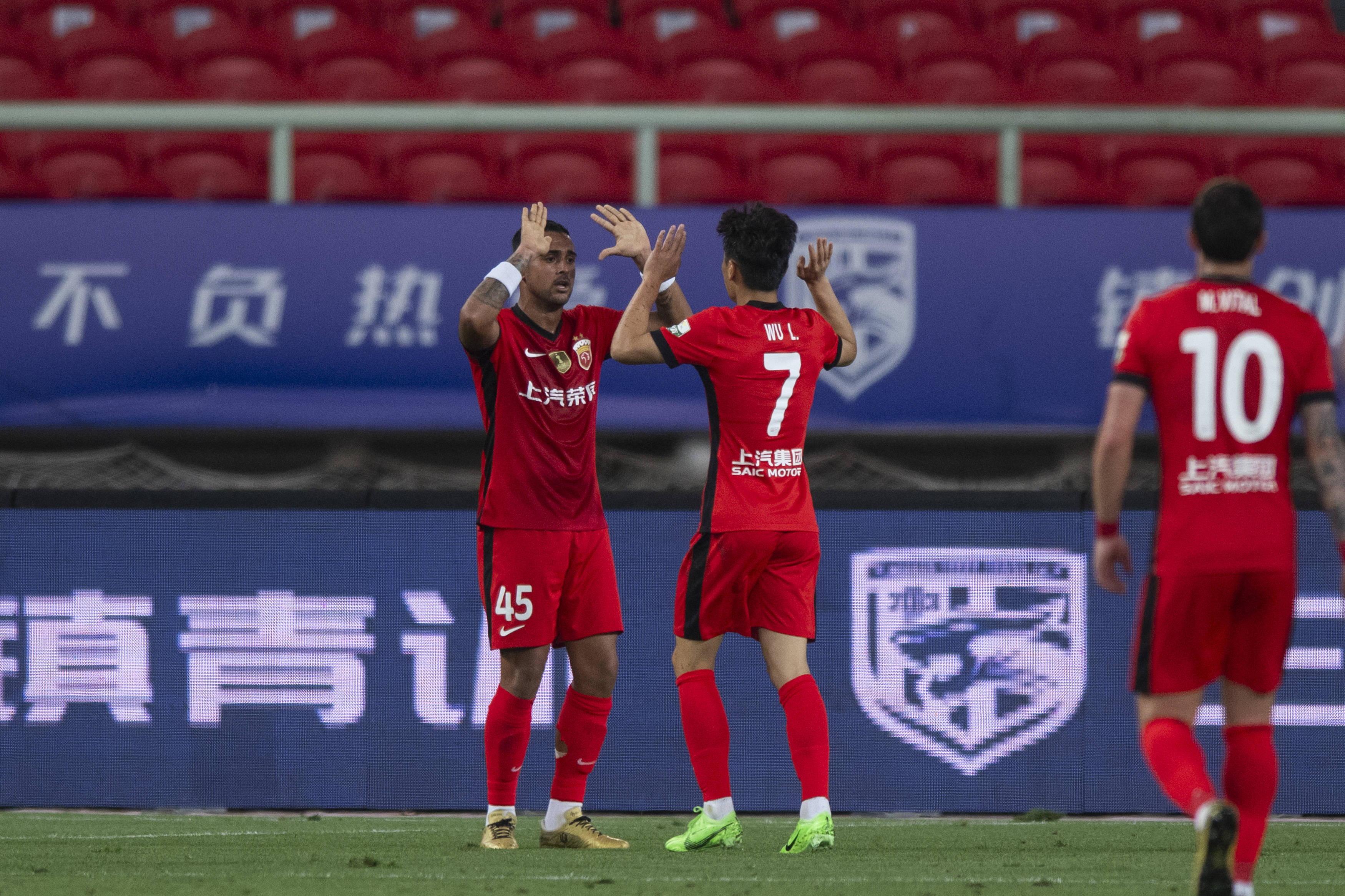 昂热新援适应不良,球队整体实力遭质疑 昂热新援适应不良,球队整体实力遭质疑