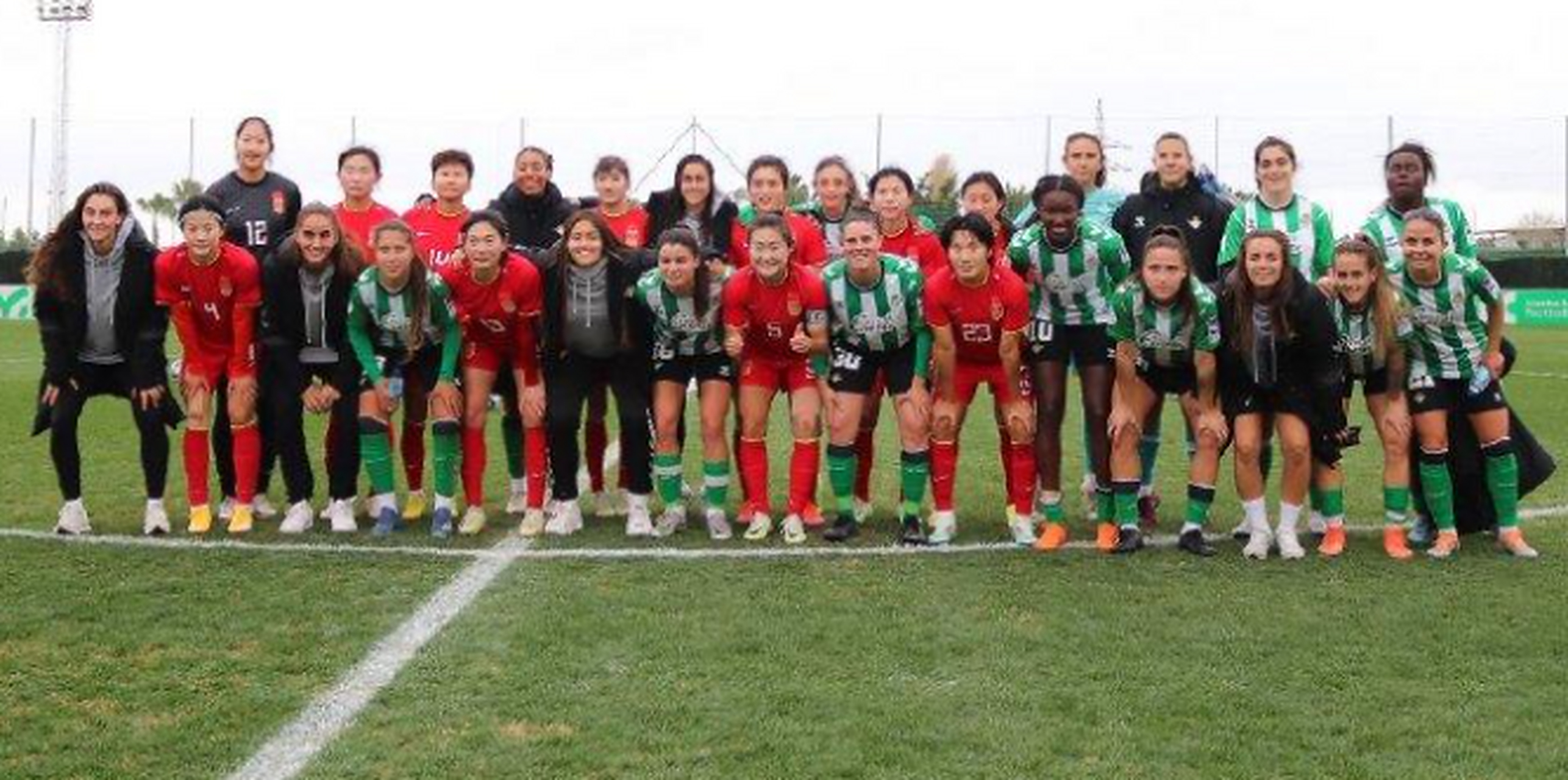 包含西班牙女足备战友谊赛，为未来锻炼的词条