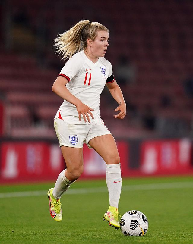 英格兰女足成功晋级，赢得球迷掌声