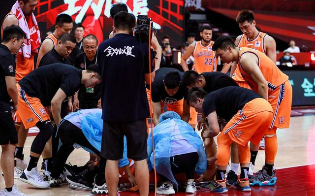 重伤明星赛季报销！伤心球队盼早日康复