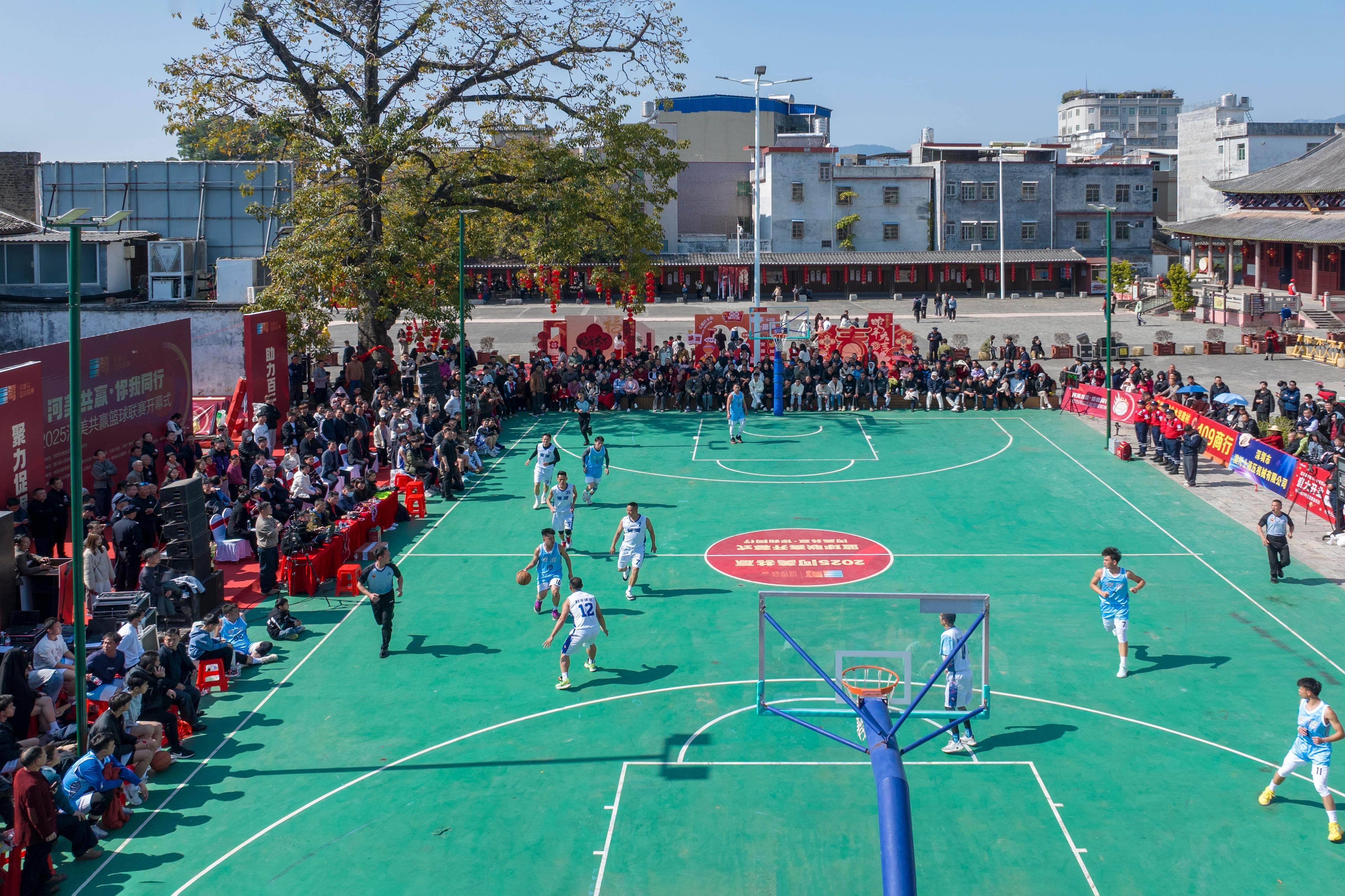 现场观众欢呼雀跃,场面火爆 现场观众欢呼雀跃,场面火爆