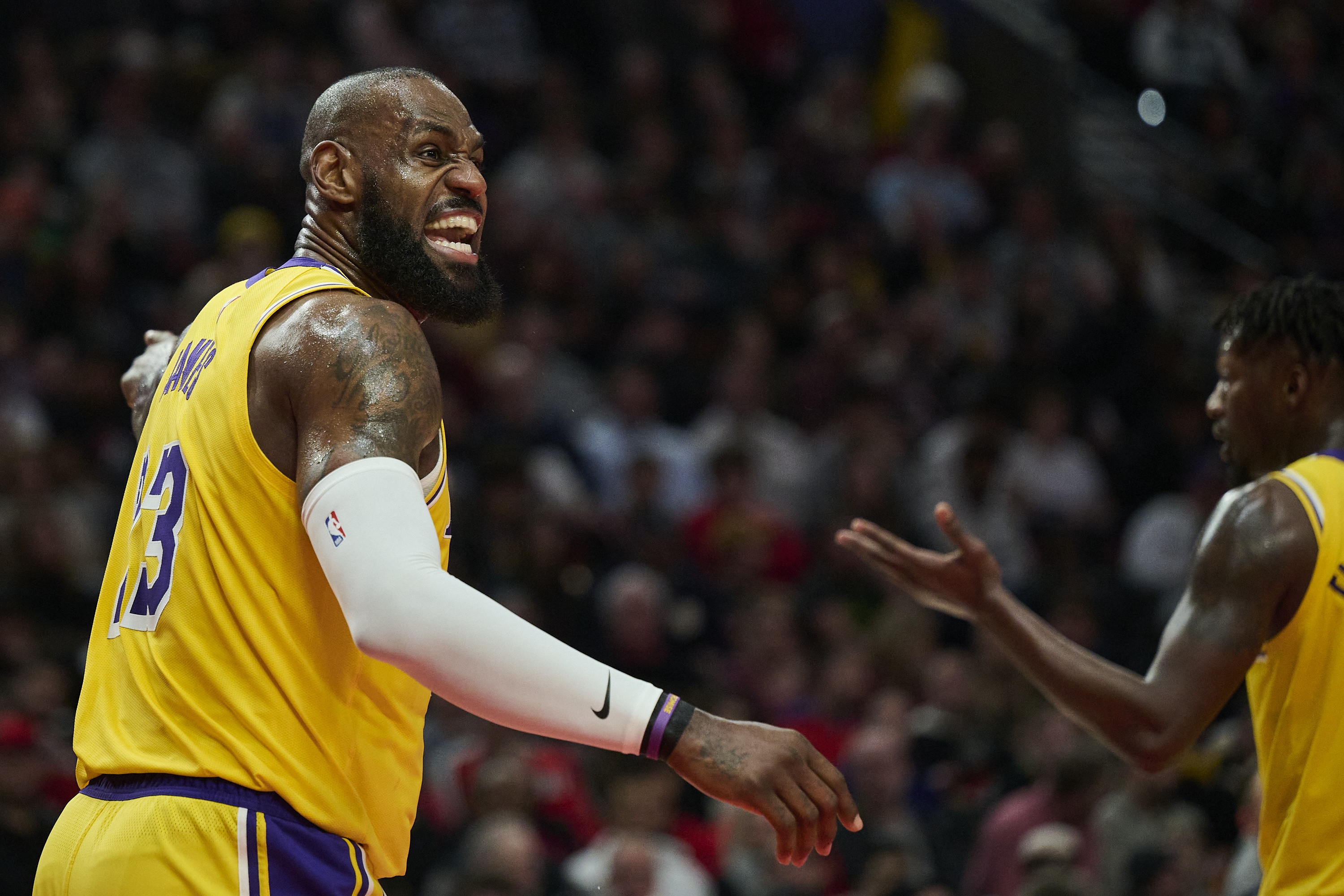 开拓者在主场赢得对阵湖人的激烈比赛,以112-106取得胜利 开拓者在主场赢得对阵湖人的激烈比赛,以112-106取得胜利