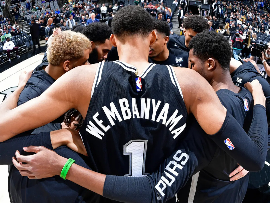 赛季胜利不断,马刺队引领全场的简单介绍 赛季胜利不断,马刺队引领全场的简单介绍