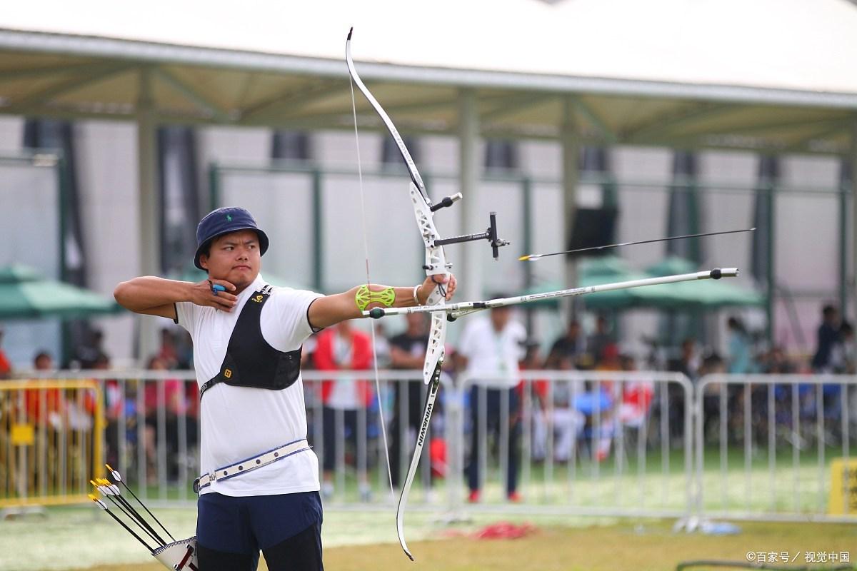 丹麦射箭选手冷静应对,一箭射中靶心 丹麦射箭选手冷静应对,一箭射中靶心