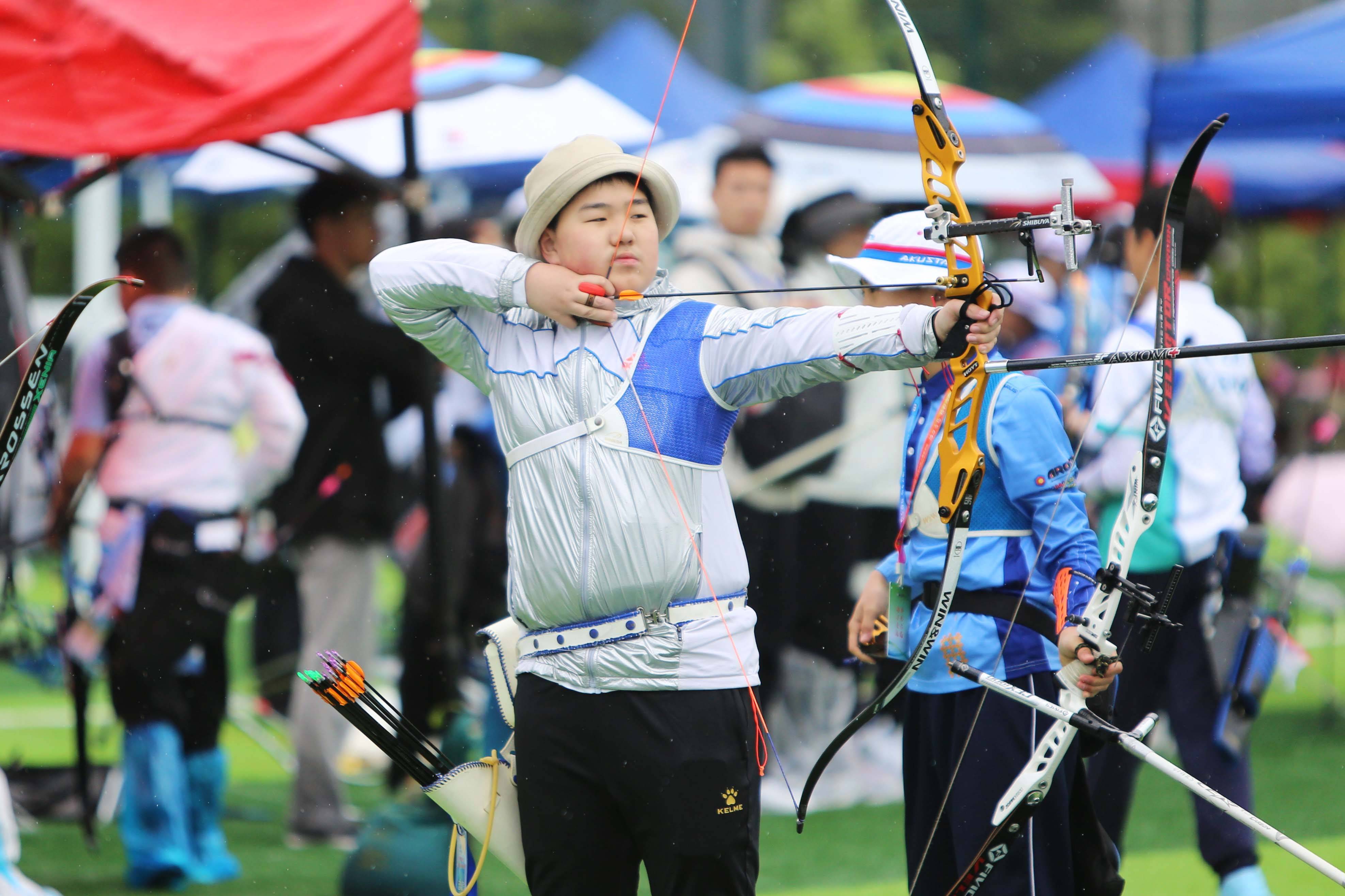 丹麦射箭选手冷静应对,一箭射中靶心 丹麦射箭选手冷静应对,一箭射中靶心