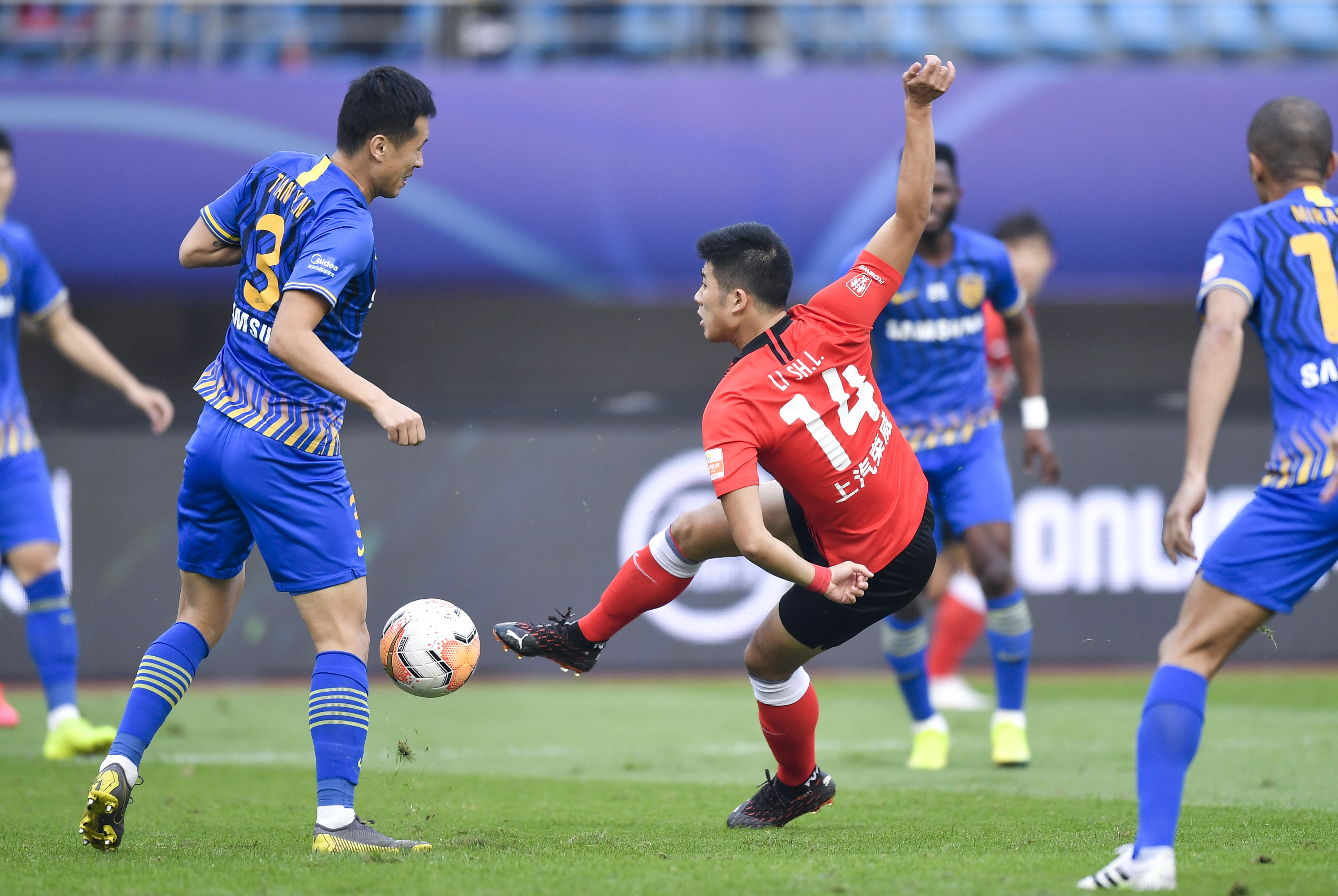 江苏苏宁客场战胜河南建业，积分超越上港