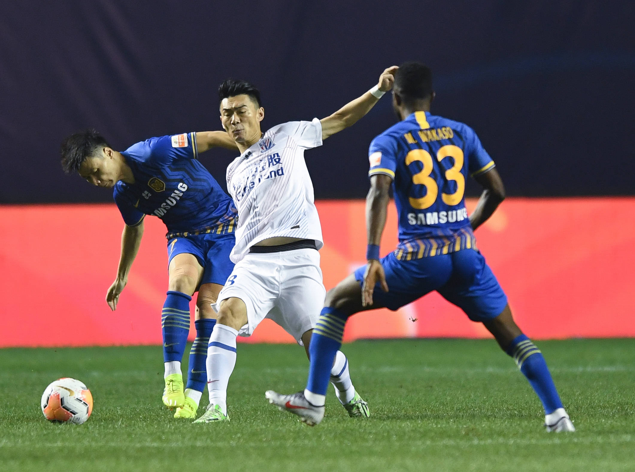 关于申花主场大胜苏宁，取得胜利的信息