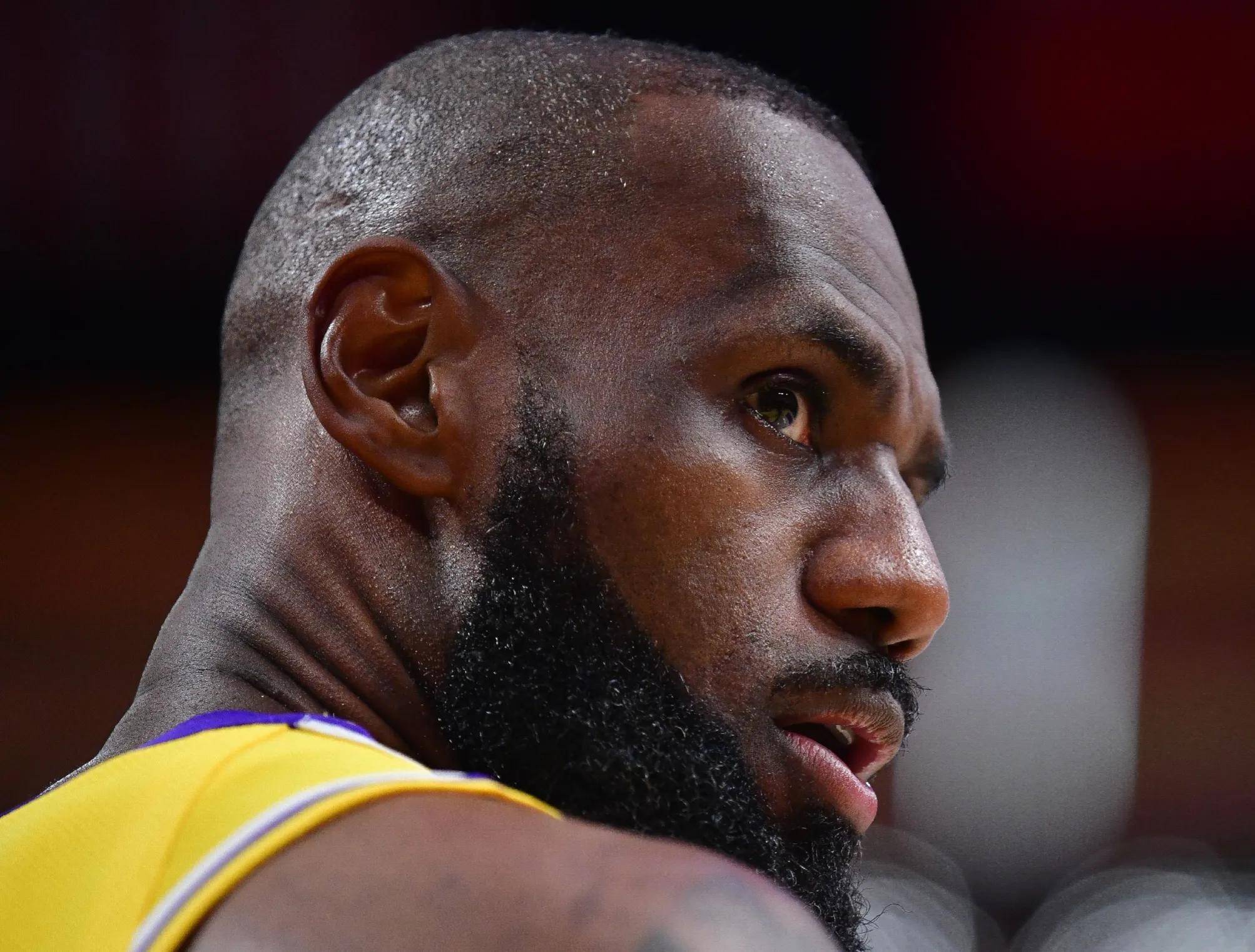 包含骑士遭遇连败，詹姆斯抱憾荒废三分球的词条