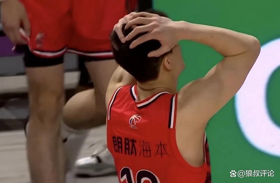 热血男篮联赛赛场上演激烈较量的简单介绍