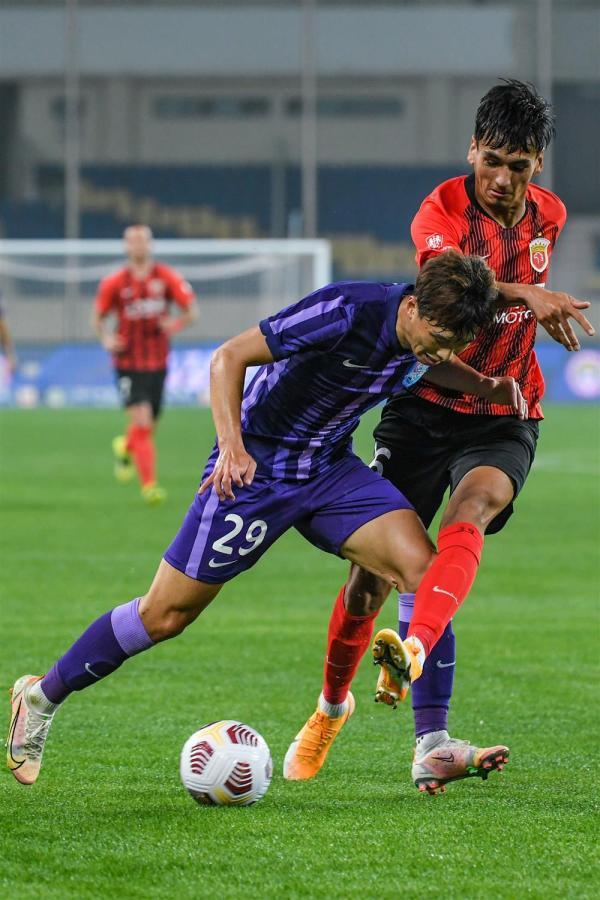 包含两队在球场上角逐激烈胜负将在一瞬间分晓的词条